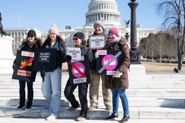 Göstericiler, Başkan Trumps yönetiminin ve milyarder Elon Musk 'un 17 Şubat 2025' teki Başkanlık Günü 'nde Washington' daki eylemlerini protesto etmek için Kongre Binası 'nda toplandılar..