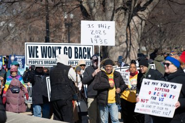 Göstericiler, Başkan Trumps yönetiminin ve milyarder Elon Musk 'un 17 Şubat 2025' teki Başkanlık Günü 'nde Washington' daki eylemlerini protesto etmek için Kongre Binası 'nda toplandılar..