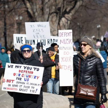 Göstericiler, Başkan Trumps yönetiminin ve milyarder Elon Musk 'un 17 Şubat 2025' teki Başkanlık Günü 'nde Washington' daki eylemlerini protesto etmek için Kongre Binası 'nda toplandılar..