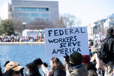 Göstericiler, Başkan Trumps yönetiminin ve milyarder Elon Musk 'un 17 Şubat 2025' teki Başkanlık Günü 'nde Washington' daki eylemlerini protesto etmek için Kongre Binası 'nda toplandılar..