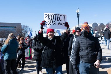 Göstericiler, Başkan Trumps yönetiminin ve milyarder Elon Musk 'un 17 Şubat 2025' teki Başkanlık Günü 'nde Washington' daki eylemlerini protesto etmek için Kongre Binası 'nda toplandılar..