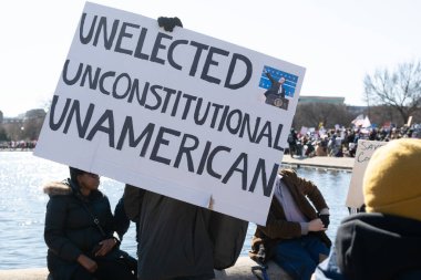 Göstericiler, Başkan Trumps yönetiminin ve milyarder Elon Musk 'un 17 Şubat 2025' teki Başkanlık Günü 'nde Washington' daki eylemlerini protesto etmek için Kongre Binası 'nda toplandılar..