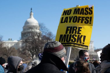 Göstericiler, Başkan Trumps yönetiminin ve milyarder Elon Musk 'un 17 Şubat 2025' teki Başkanlık Günü 'nde Washington' daki eylemlerini protesto etmek için Kongre Binası 'nda toplandılar..