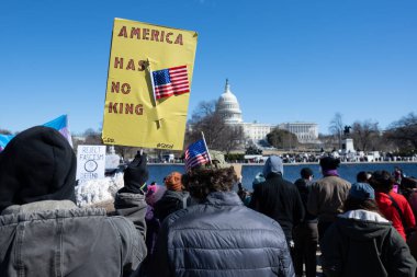 Göstericiler, Başkan Trumps yönetiminin ve milyarder Elon Musk 'un 17 Şubat 2025' teki Başkanlık Günü 'nde Washington' daki eylemlerini protesto etmek için Kongre Binası 'nda toplandılar..