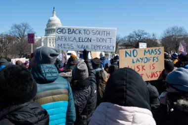 Göstericiler, Başkan Trumps yönetiminin ve milyarder Elon Musk 'un 17 Şubat 2025' teki Başkanlık Günü 'nde Washington' daki eylemlerini protesto etmek için Kongre Binası 'nda toplandılar..