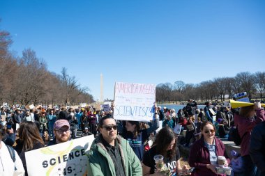 Göstericiler, 7 Mart 2025 'te Washington DC' de düzenlenen Stand-Up for Science mitinginde Trump yönetiminin bilimsel araştırma ve araştırmacıları kesmesini protesto etmek için Lincoln Anıtı 'nda toplandılar.