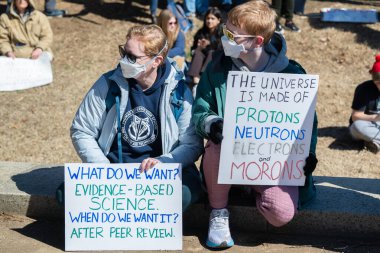 Göstericiler, 7 Mart 2025 'te Washington DC' de düzenlenen Stand-Up for Science mitinginde Trump yönetiminin bilimsel araştırma ve araştırmacıları kesmesini protesto etmek için Lincoln Anıtı 'nda toplandılar.