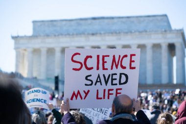 Göstericiler, 7 Mart 2025 'te Washington DC' de düzenlenen Stand-Up for Science mitinginde Trump yönetiminin bilimsel araştırma ve araştırmacıları kesmesini protesto etmek için Lincoln Anıtı 'nda toplandılar.