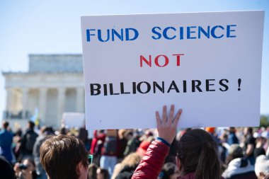 Göstericiler, 7 Mart 2025 'te Washington DC' de düzenlenen Stand-Up for Science mitinginde Trump yönetiminin bilimsel araştırma ve araştırmacıları kesmesini protesto etmek için Lincoln Anıtı 'nda toplandılar.