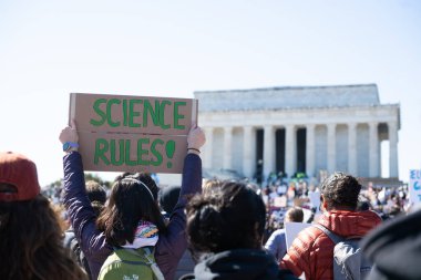 Göstericiler, 7 Mart 2025 'te Washington DC' de düzenlenen Stand-Up for Science mitinginde Trump yönetiminin bilimsel araştırma ve araştırmacıları kesmesini protesto etmek için Lincoln Anıtı 'nda toplandılar.