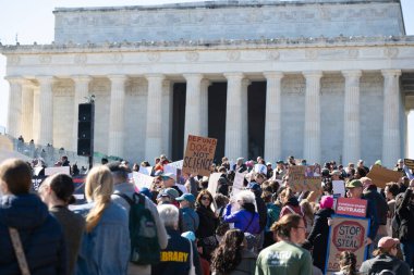Göstericiler, 7 Mart 2025 'te Washington DC' de düzenlenen Stand-Up for Science mitinginde Trump yönetiminin bilimsel araştırma ve araştırmacıları kesmesini protesto etmek için Lincoln Anıtı 'nda toplandılar.