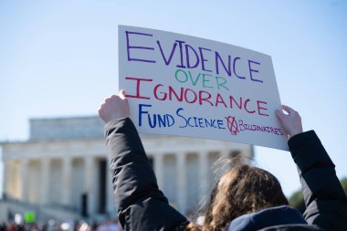 Göstericiler, 7 Mart 2025 'te Washington DC' de düzenlenen Stand-Up for Science mitinginde Trump yönetiminin bilimsel araştırma ve araştırmacıları kesmesini protesto etmek için Lincoln Anıtı 'nda toplandılar.