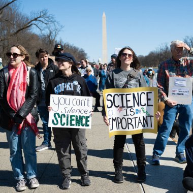 Göstericiler, 7 Mart 2025 'te Washington DC' de düzenlenen Stand-Up for Science mitinginde Trump yönetiminin bilimsel araştırma ve araştırmacıları kesmesini protesto etmek için Lincoln Anıtı 'nda toplandılar.