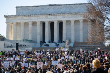 Göstericiler, 7 Mart 2025 'te Washington DC' de düzenlenen Stand-Up for Science mitinginde Trump yönetiminin bilimsel araştırma ve araştırmacıları kesmesini protesto etmek için Lincoln Anıtı 'nda toplandılar.