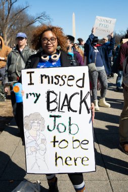 Göstericiler, 7 Mart 2025 'te Washington DC' de düzenlenen Stand-Up for Science mitinginde Trump yönetiminin bilimsel araştırma ve araştırmacıları kesmesini protesto etmek için Lincoln Anıtı 'nda toplandılar.