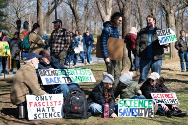 Göstericiler, 7 Mart 2025 'te Washington DC' de düzenlenen Stand-Up for Science mitinginde Trump yönetiminin bilimsel araştırma ve araştırmacıları kesmesini protesto etmek için Lincoln Anıtı 'nda toplandılar.