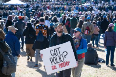 Göstericiler, 7 Mart 2025 'te Washington DC' de düzenlenen Stand-Up for Science mitinginde Trump yönetiminin bilimsel araştırma ve araştırmacıları kesmesini protesto etmek için Lincoln Anıtı 'nda toplandılar.