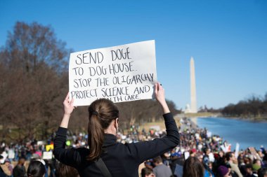 Göstericiler, 7 Mart 2025 'te Washington DC' de düzenlenen Stand-Up for Science mitinginde Trump yönetiminin bilimsel araştırma ve araştırmacıları kesmesini protesto etmek için Lincoln Anıtı 'nda toplandılar.