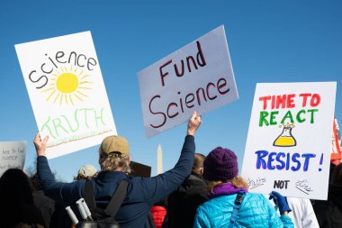 Göstericiler, 7 Mart 2025 'te Washington DC' de düzenlenen Stand-Up for Science mitinginde Trump yönetiminin bilimsel araştırma ve araştırmacıları kesmesini protesto etmek için Lincoln Anıtı 'nda toplandılar.