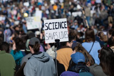 Göstericiler, 7 Mart 2025 'te Washington DC' de düzenlenen Stand-Up for Science mitinginde Trump yönetiminin bilimsel araştırma ve araştırmacıları kesmesini protesto etmek için Lincoln Anıtı 'nda toplandılar.