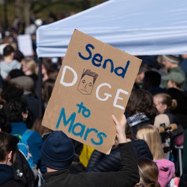Göstericiler, 7 Mart 2025 'te Washington DC' de düzenlenen Stand-Up for Science mitinginde Trump yönetiminin bilimsel araştırma ve araştırmacıları kesmesini protesto etmek için Lincoln Anıtı 'nda toplandılar.