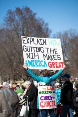 Göstericiler, 7 Mart 2025 'te Washington DC' de düzenlenen Stand-Up for Science mitinginde Trump yönetiminin bilimsel araştırma ve araştırmacıları kesmesini protesto etmek için Lincoln Anıtı 'nda toplandılar.