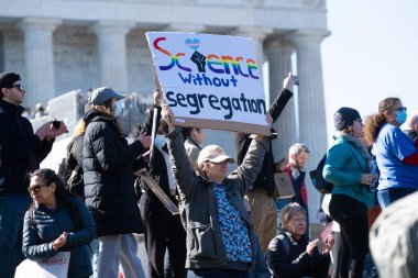 Göstericiler, 7 Mart 2025 'te Washington DC' de düzenlenen Stand-Up for Science mitinginde Trump yönetiminin bilimsel araştırma ve araştırmacıları kesmesini protesto etmek için Lincoln Anıtı 'nda toplandılar.