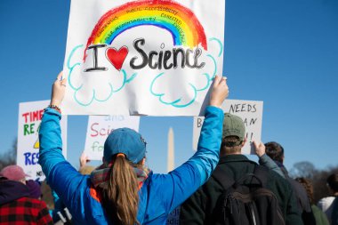 Göstericiler, 7 Mart 2025 'te Washington DC' de düzenlenen Stand-Up for Science mitinginde Trump yönetiminin bilimsel araştırma ve araştırmacıları kesmesini protesto etmek için Lincoln Anıtı 'nda toplandılar.