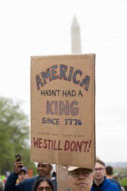 Göstericiler, 5 Nisan 2025 'te Washington DC / ABD' de düzenlenen Hands Off mitinginde Trump yönetim hareketlerini protesto etmek için Washington Anıtı 'nda toplandılar. 