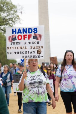 Göstericiler, 5 Nisan 2025 'te Washington DC / ABD' de düzenlenen Hands Off mitinginde Trump yönetim hareketlerini protesto etmek için Washington Anıtı 'nda toplandılar. 