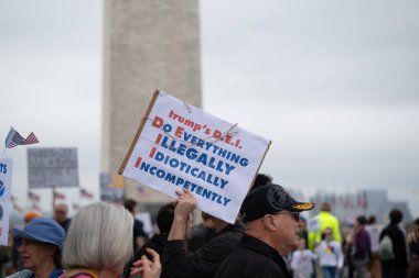 Göstericiler, 5 Nisan 2025 'te Washington DC / ABD' de düzenlenen Hands Off mitinginde Trump yönetim hareketlerini protesto etmek için Washington Anıtı 'nda toplandılar. 