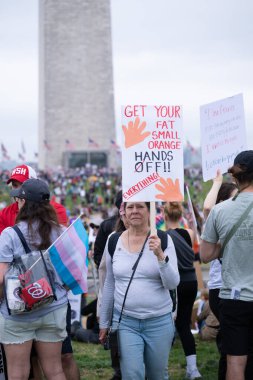 Göstericiler, 5 Nisan 2025 'te Washington DC / ABD' de düzenlenen Hands Off mitinginde Trump yönetim hareketlerini protesto etmek için Washington Anıtı 'nda toplandılar. 