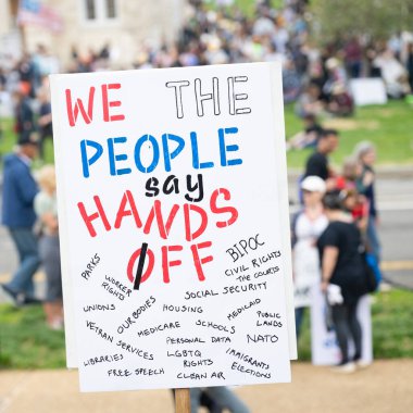 Göstericiler, 5 Nisan 2025 'te Washington DC / ABD' de düzenlenen Hands Off mitinginde Trump yönetim hareketlerini protesto etmek için Washington Anıtı 'nda toplandılar. 
