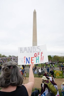 Göstericiler, 5 Nisan 2025 'te Washington DC / ABD' de düzenlenen Hands Off mitinginde Trump yönetim hareketlerini protesto etmek için Washington Anıtı 'nda toplandılar. 
