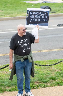 Göstericiler, 5 Nisan 2025 'te Washington DC / ABD' de düzenlenen Hands Off mitinginde Trump yönetim hareketlerini protesto etmek için Washington Anıtı 'nda toplandılar. 