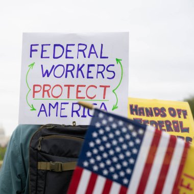 Göstericiler, 5 Nisan 2025 'te Washington DC / ABD' de düzenlenen Hands Off mitinginde Trump yönetim hareketlerini protesto etmek için Washington Anıtı 'nda toplandılar. 