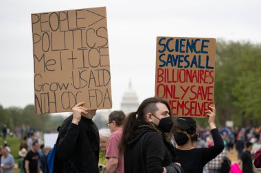 Göstericiler, 5 Nisan 2025 'te Washington DC / ABD' de düzenlenen Hands Off mitinginde Trump yönetim hareketlerini protesto etmek için Washington Anıtı 'nda toplandılar. 