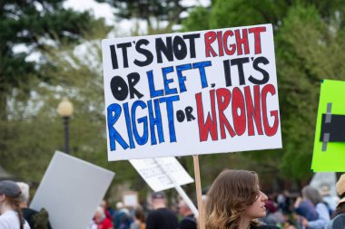 Göstericiler, 5 Nisan 2025 'te Washington DC / ABD' de düzenlenen Hands Off mitinginde Trump yönetim hareketlerini protesto etmek için Washington Anıtı 'nda toplandılar. 