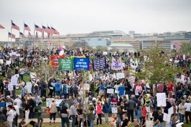 Göstericiler, 5 Nisan 2025 'te Washington DC / ABD' de düzenlenen Hands Off mitinginde Trump yönetim hareketlerini protesto etmek için Washington Anıtı 'nda toplandılar. 
