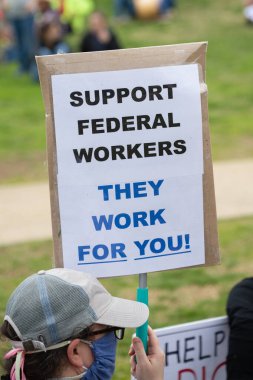 Göstericiler, 5 Nisan 2025 'te Washington DC / ABD' de düzenlenen Hands Off mitinginde Trump yönetim hareketlerini protesto etmek için Washington Anıtı 'nda toplandılar. 