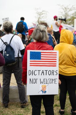 Göstericiler, 5 Nisan 2025 'te Washington DC / ABD' de düzenlenen Hands Off mitinginde Trump yönetim hareketlerini protesto etmek için Washington Anıtı 'nda toplandılar. 