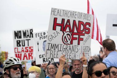 Göstericiler, 5 Nisan 2025 'te Washington DC / ABD' de düzenlenen Hands Off mitinginde Trump yönetim hareketlerini protesto etmek için Washington Anıtı 'nda toplandılar. 