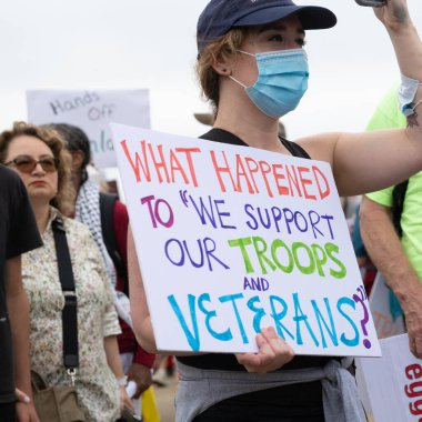 Göstericiler, 5 Nisan 2025 'te Washington DC / ABD' de düzenlenen Hands Off mitinginde Trump yönetim hareketlerini protesto etmek için Washington Anıtı 'nda toplandılar. 