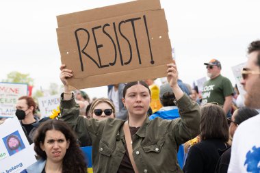 Göstericiler, 5 Nisan 2025 'te Washington DC / ABD' de düzenlenen Hands Off mitinginde Trump yönetim hareketlerini protesto etmek için Washington Anıtı 'nda toplandılar. 