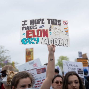 Göstericiler, 5 Nisan 2025 'te Washington DC / ABD' de düzenlenen Hands Off mitinginde Trump yönetim hareketlerini protesto etmek için Washington Anıtı 'nda toplandılar. 