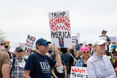 Göstericiler, 5 Nisan 2025 'te Washington DC / ABD' de düzenlenen Hands Off mitinginde Trump yönetim hareketlerini protesto etmek için Washington Anıtı 'nda toplandılar. 