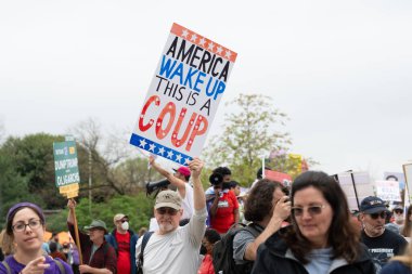 Göstericiler, 5 Nisan 2025 'te Washington DC / ABD' de düzenlenen Hands Off mitinginde Trump yönetim hareketlerini protesto etmek için Washington Anıtı 'nda toplandılar. 