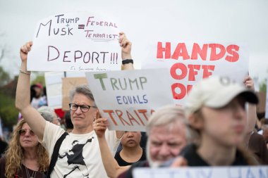 Göstericiler, 5 Nisan 2025 'te Washington DC / ABD' de düzenlenen Hands Off mitinginde Trump yönetim hareketlerini protesto etmek için Washington Anıtı 'nda toplandılar. 