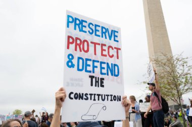 Göstericiler, 5 Nisan 2025 'te Washington DC / ABD' de düzenlenen Hands Off mitinginde Trump yönetim hareketlerini protesto etmek için Washington Anıtı 'nda toplandılar. 