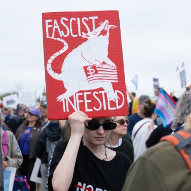 Göstericiler, 5 Nisan 2025 'te Washington DC / ABD' de düzenlenen Hands Off mitinginde Trump yönetim hareketlerini protesto etmek için Washington Anıtı 'nda toplandılar. 